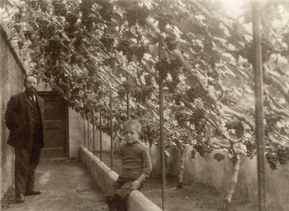 601686 Afbeelding van G.H. Hol (1869-1937), tuinbaas op het landgoed Nieuw Amelisweerd (Koningslaan 1) te Bunnik, met ...